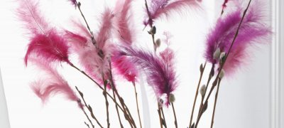 Fastelavnsris - twigs decorated with pink feathers