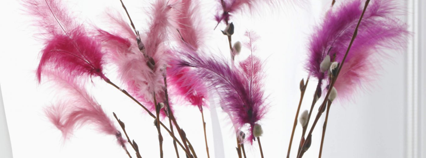 Fastelavnsris - twigs decorated with pink feathers